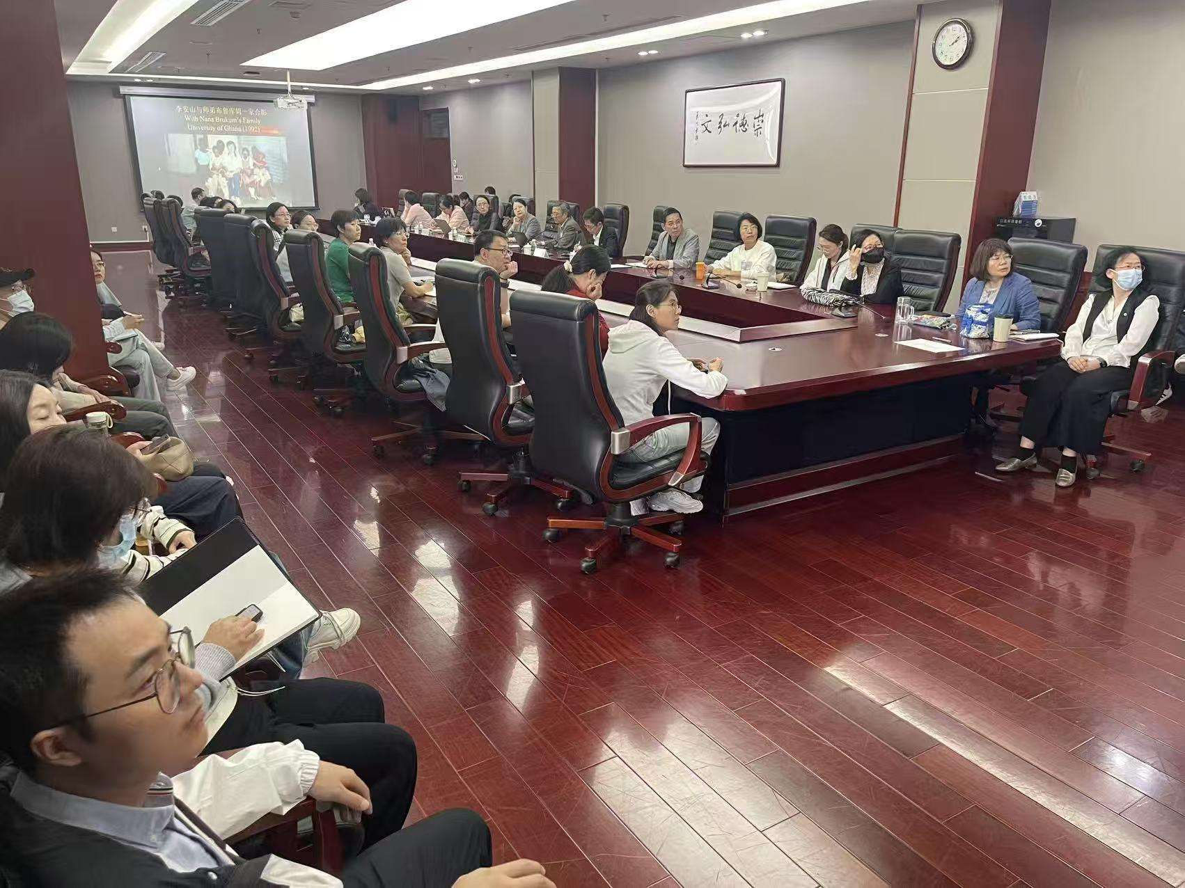 教师参加讲坛.jpg
