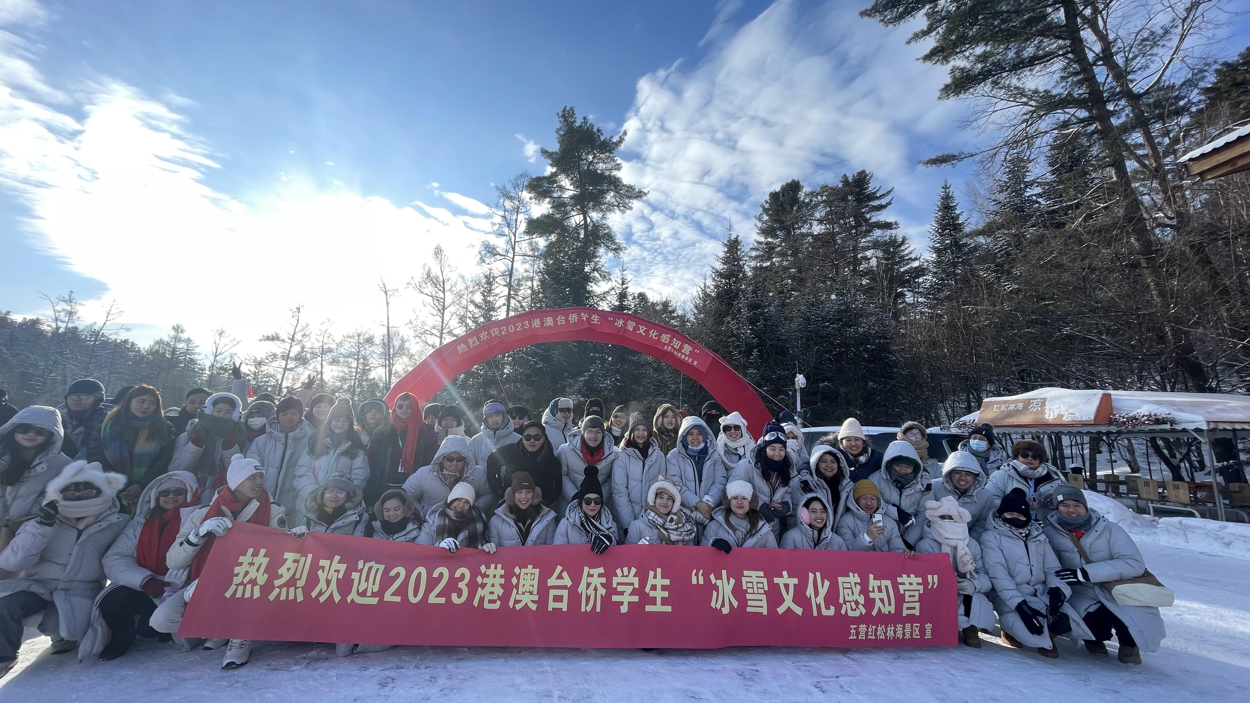 长期班学生体验滑雪.jpg